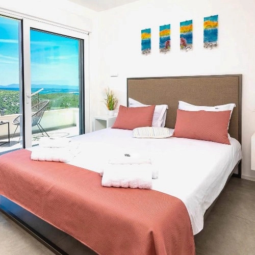 Bedroom with balcony and sea view