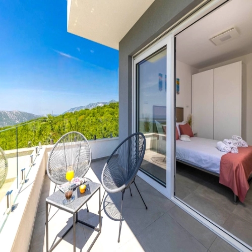 Bedroom with balcony and sea view