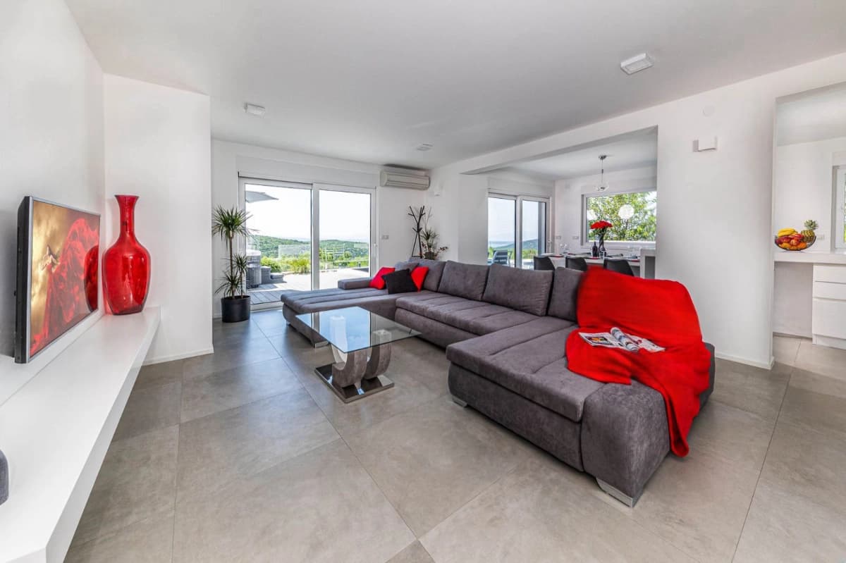 Wohnzimmer mit geräumiger Couch