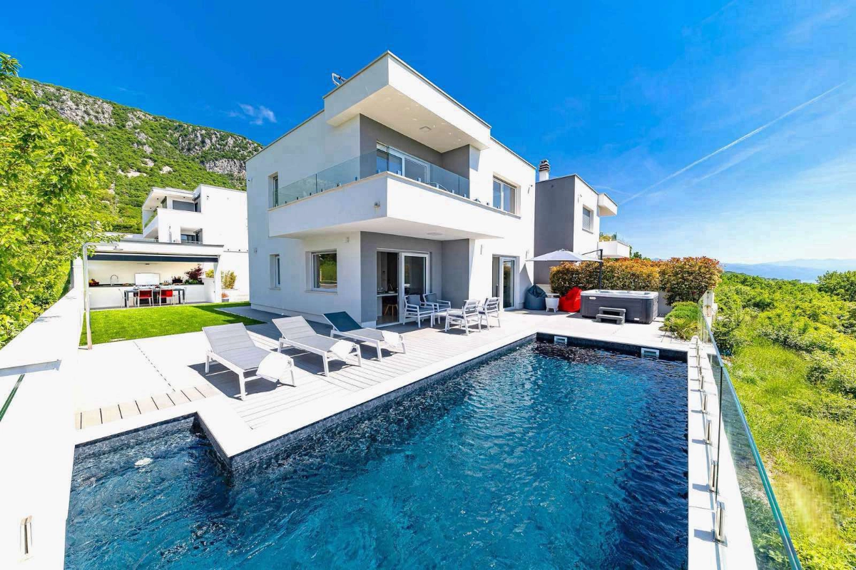 Blick vom Garten auf die Villa während der Dämmerung