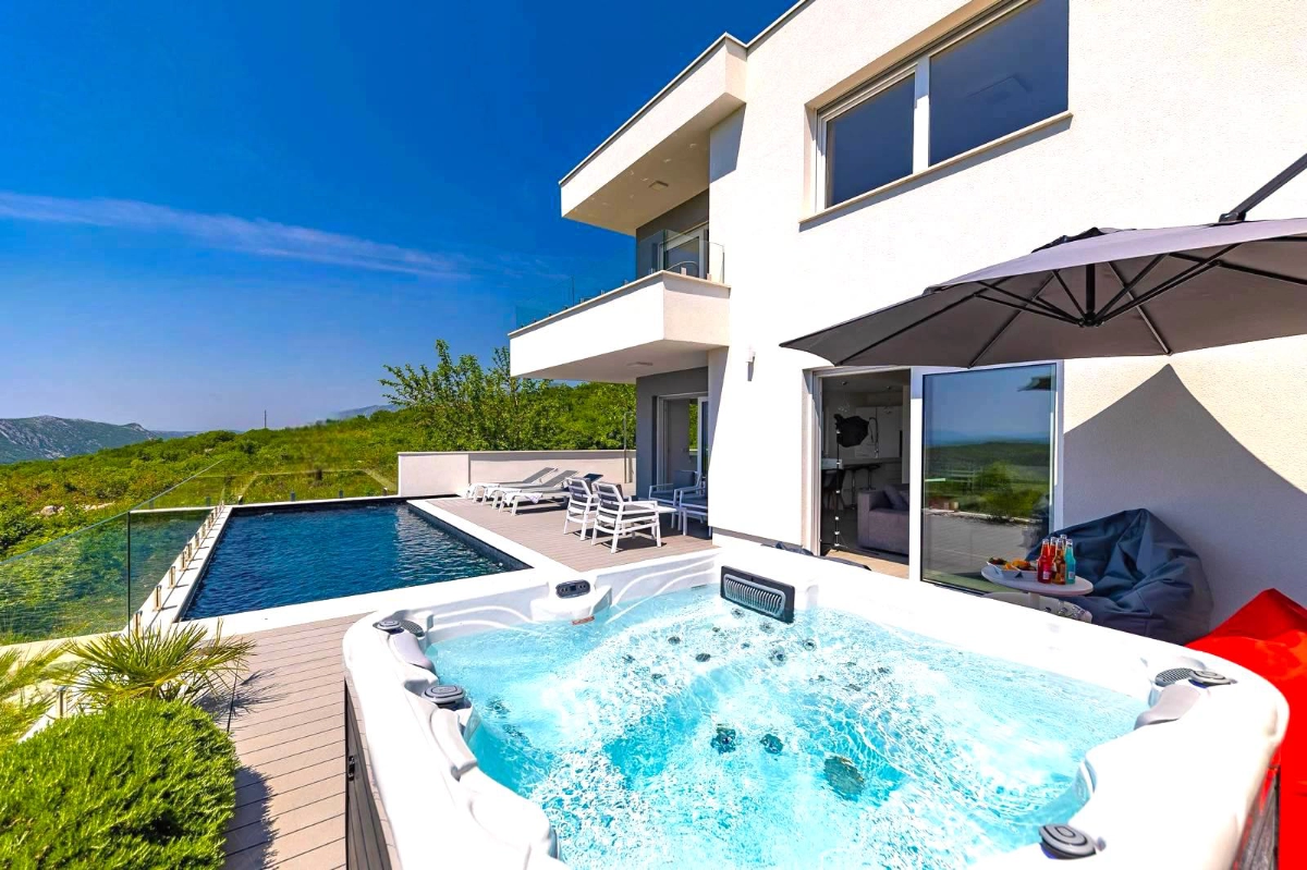 Blick von der Terasse auf den Pool und die Kvarner Bucht